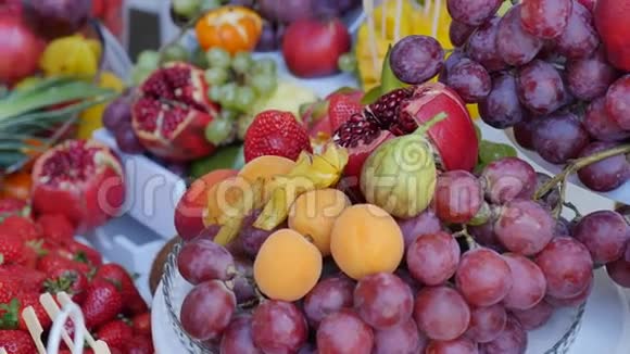 五颜六色的热带水果自助餐视频的预览图