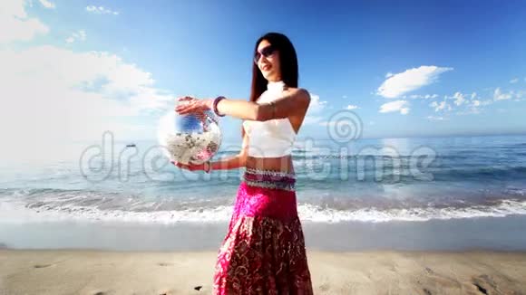 美丽的海滩女郎视频的预览图