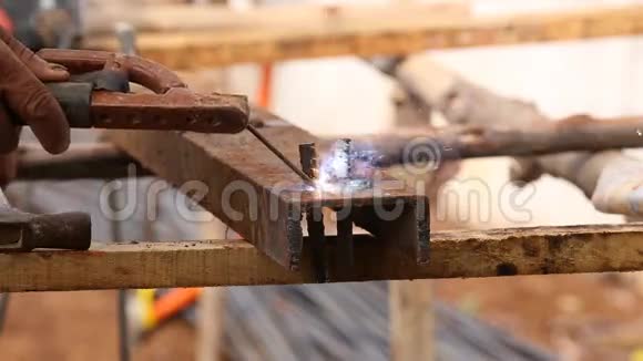 工人在现场焊接钢金属视频的预览图