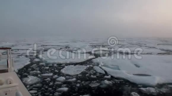 在北极的冰山和冰中的海洋日落视频的预览图