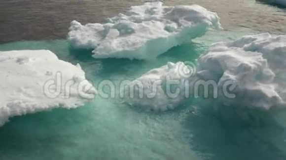 冰山漂浮在格陵兰岛周围的海洋中视频的预览图