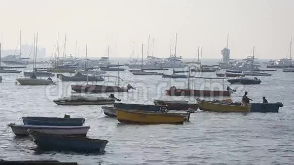 海港旁的观光船和渔船视频的预览图