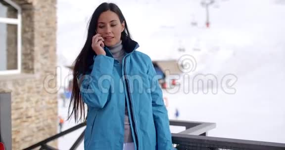在滑雪场有魅力的年轻女子视频的预览图