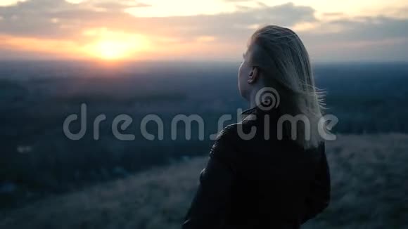 夕阳背景上美丽的女孩视频的预览图
