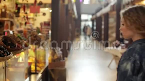 3年轻女子在大商店选购商品视频的预览图