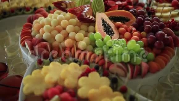五颜六色的热带水果自助餐视频的预览图