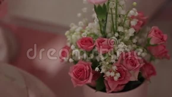 带有粉红色玫瑰的婚礼花束视频的预览图