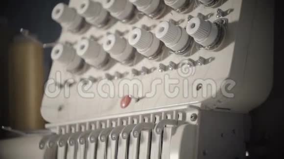 自动缝纫机在白布上以慢速刺绣视频的预览图