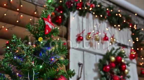 圣诞礼物室内圣诞树新年和室内玩具闪烁灯和壁炉视频的预览图