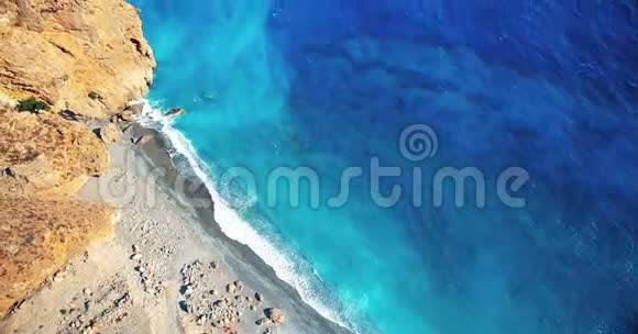 蔚蓝的大海海浪在岸边的悬崖上破浪前进视频的预览图