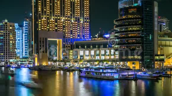 迪拜夜景中的迪拜码头塔和运河视频的预览图