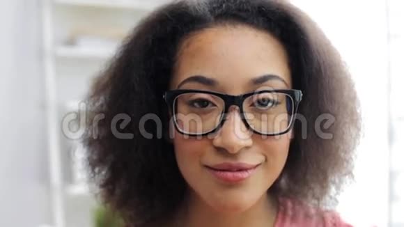 微笑着的非裔美国年轻女子视频的预览图