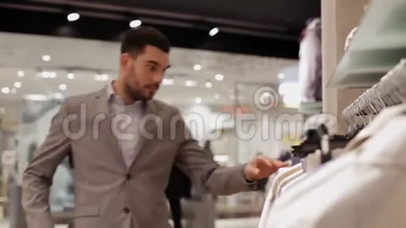 年轻人在服装店挑选衣服视频的预览图