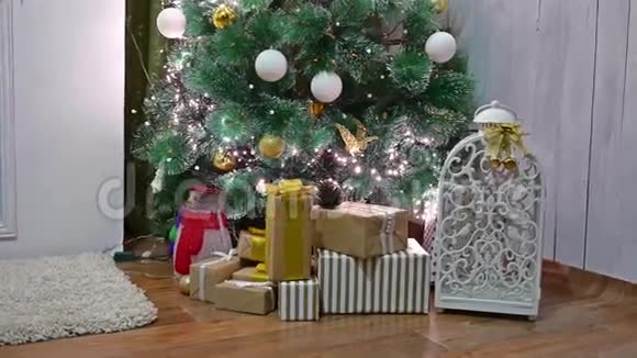圣诞礼物室内圣诞树和新年玩具室闪烁灯和壁炉视频的预览图