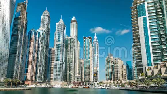 迪拜码头在迪拜的现代塔景视频的预览图
