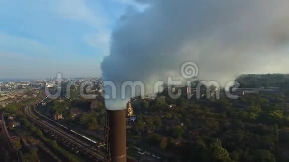 管道厂冒烟空中勘测视频的预览图