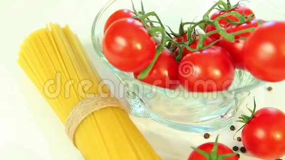 意大利面条西红柿和罗勒意大利食品背景视频的预览图