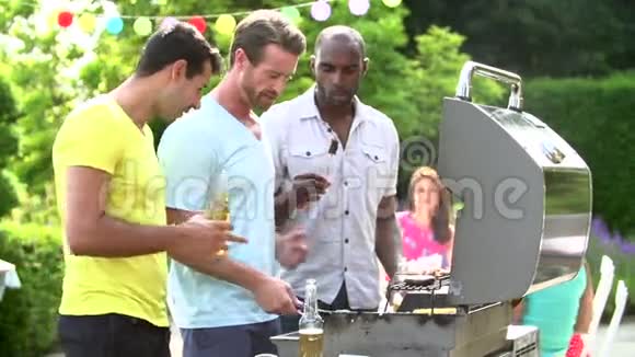 一群男人在家烧烤视频的预览图