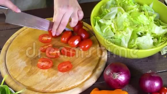 准备新鲜蔬菜沙拉慢动作视频的预览图