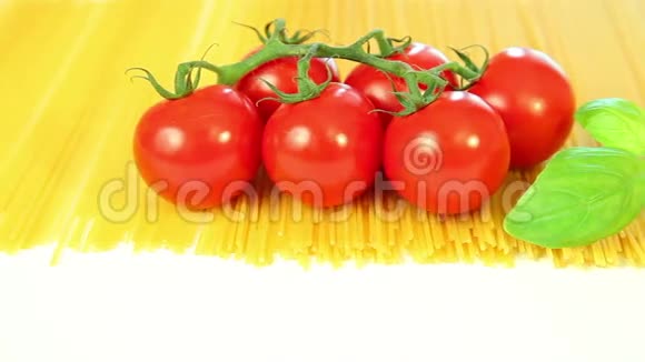 意大利面西红柿和罗勒背景视频的预览图
