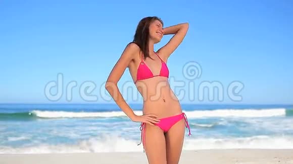 笑的女人站在大海前视频的预览图
