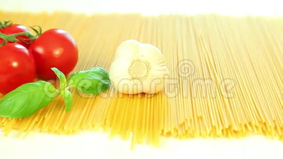 意大利面食西红柿和罗勒意大利食品视频的预览图