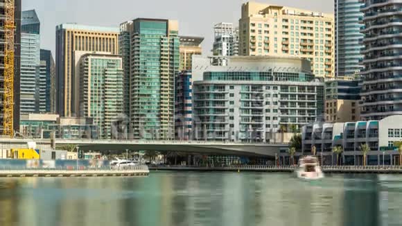 迪拜码头的塔和桥阿联酋视频的预览图