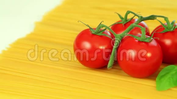 意大利面西红柿和罗勒意大利食品背景视频的预览图