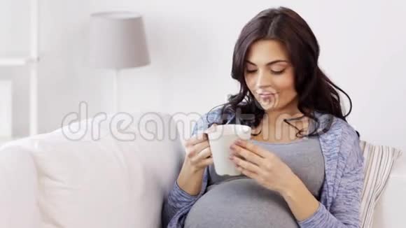 快乐的孕妇在家喝茶视频的预览图