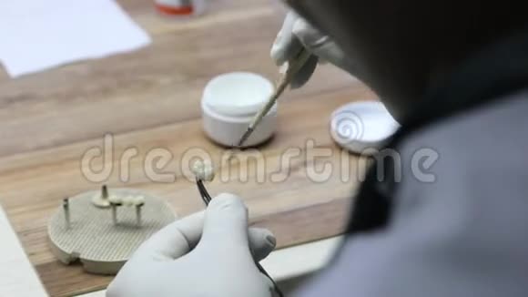 实验室皮肤植入生物工艺的特写视频的预览图