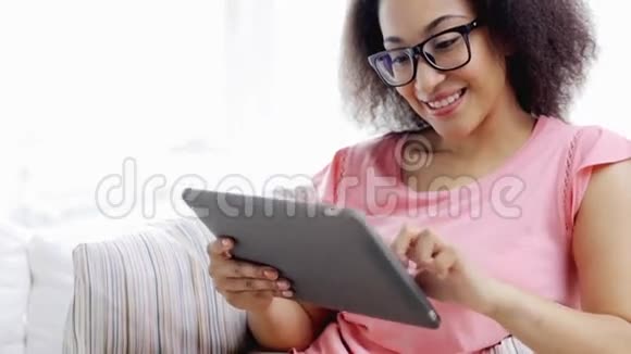 带平板电脑的非洲裔美国妇女视频的预览图