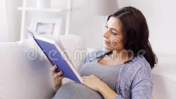 快乐的孕妇在家看书视频的预览图