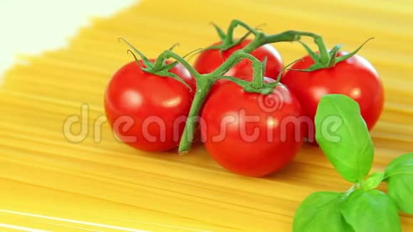 意大利面条西红柿和罗勒意大利食品背景视频的预览图