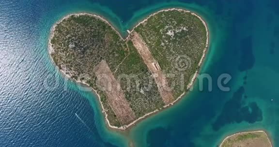 克罗地亚爱岛加列斯尼亚克岛的鸟瞰图视频的预览图
