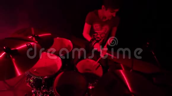 摇滚乐队的音乐会舞台上的鼓手演奏视频的预览图