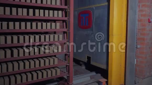 生产砖块的工厂建筑材料生产工厂准备砖建筑工业视频的预览图