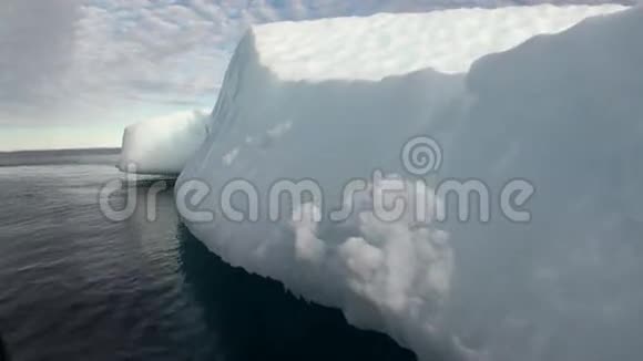 巨大的冰山漂浮在格陵兰岛周围的海洋中视频的预览图