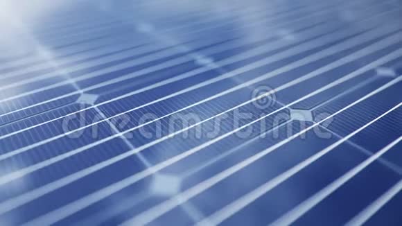 太阳能电池板上蓝天反射背景反射美观清洁能源绿色能源可再生能源的概念视频的预览图