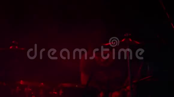 摇滚乐队的音乐会舞台上的鼓手演奏视频的预览图
