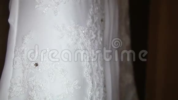 白色优雅的婚纱视频的预览图