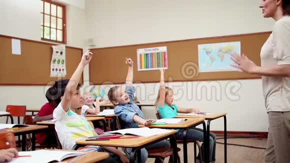 学生回答问题视频的预览图