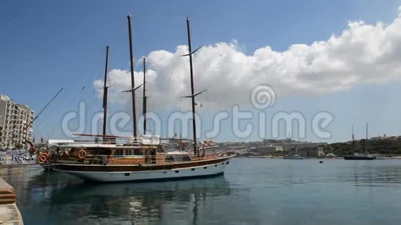 在瓦莱塔和帆船上的景色视频的预览图