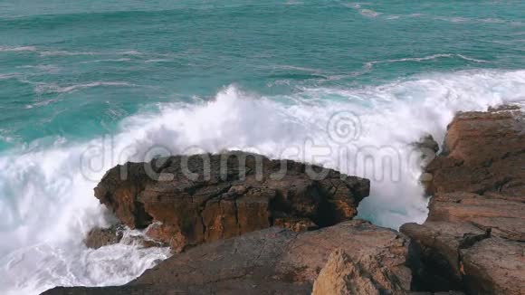 海浪冲击岩石视频的预览图