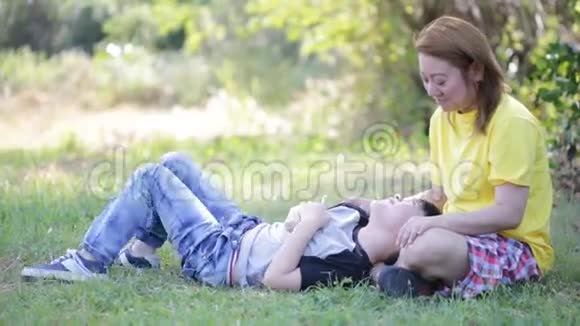 快乐的亚洲孩子和妈妈在公园玩耍视频的预览图