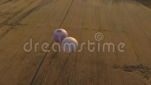天空中的热气球在田野上空中景观视频的预览图