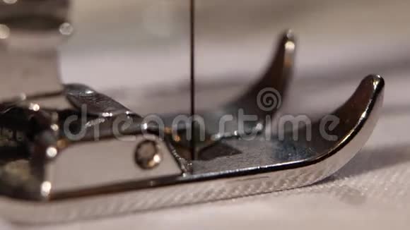 缝纫机里的针关门视频的预览图