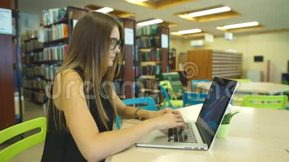 大学图书馆里漂亮的女学生视频的预览图