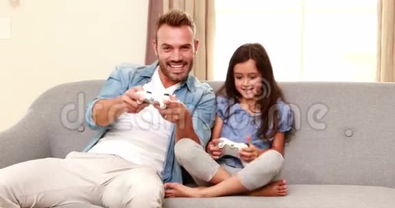快乐的父女玩电子游戏视频的预览图