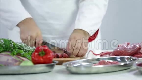 屠夫用蔬菜和红肉切牛肉视频的预览图