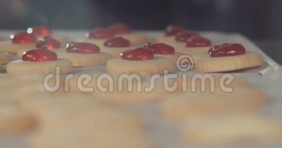 草莓果酱黄油饼干视频的预览图
